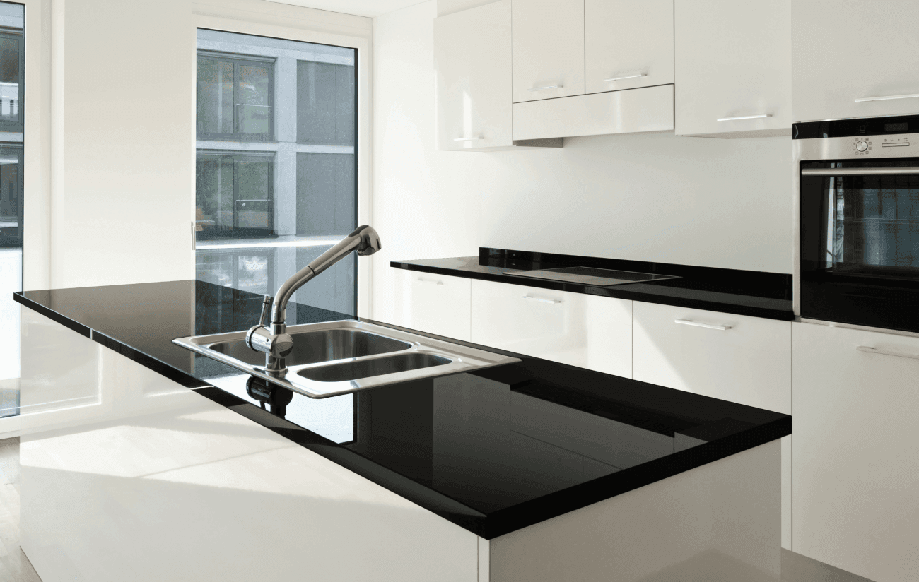 Moderne Küche mit schwarzer Küchenarbeitsplatte