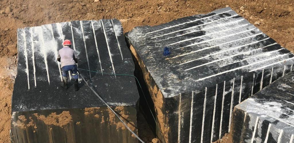 Naturstein Steinbruch: Die grossen Platten werden hier einzeln von Hand bearbeitet