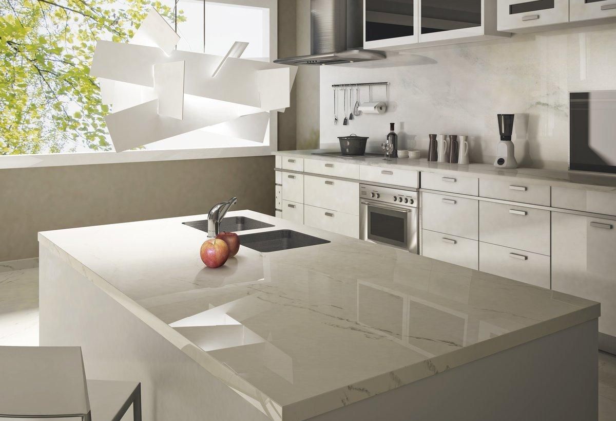 Helle Kücheninsel mit Arbeitsplatte aus weißem Naturstein oder Keramik