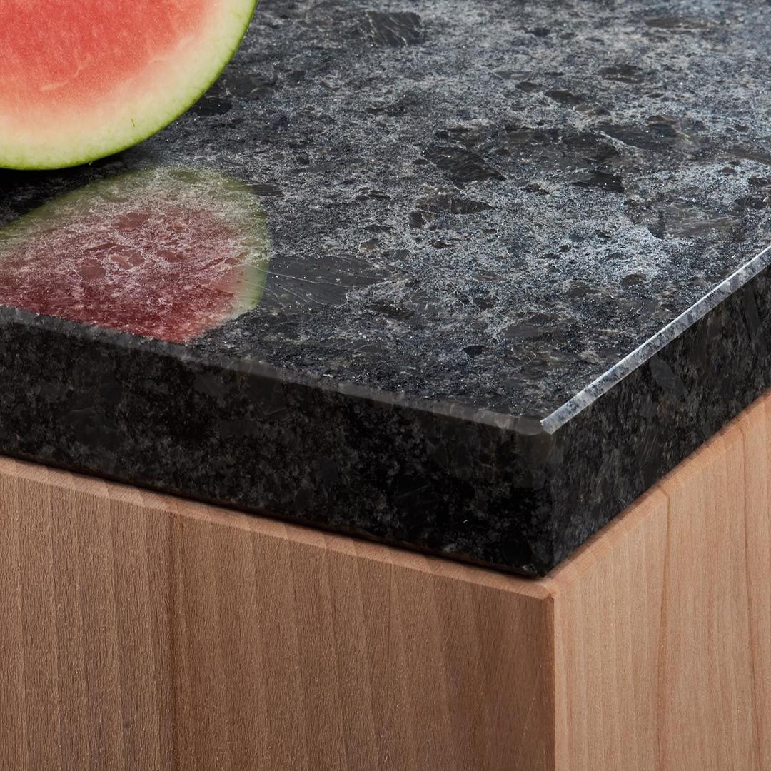 Steel Grey, Naturstein mit polierter Oberfläche