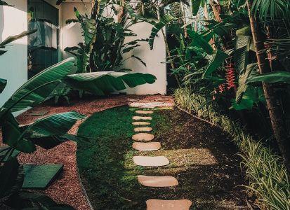 Gartenweg aus Natursteinplatten